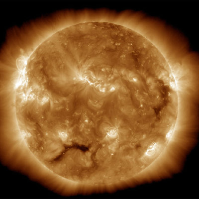 El Sol visto ayer por el observatorio espacial  SDO , que observa la estrella constantemente.