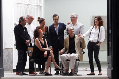 Guillermo de Osma, presidente de ArteMadrid (sentado), con los miembros de la junta directiva de esta asociación de galerías.