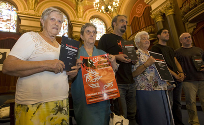 Egaña, ayer con varias víctimas del franquismo en la presentación de su libro.