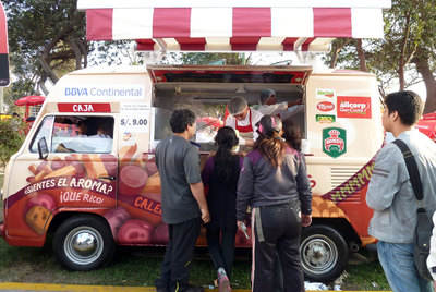 Una  foodgoneta   que vende   salchipapas  en Lima (Perú).