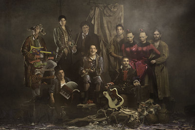 Un momento del espectáculo   Somiatruites  , una creación de Albert Pla (sentado en el centro) que combina teatro, música y títeres.