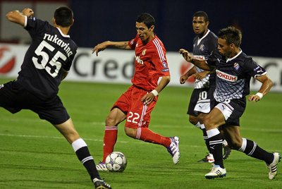 Di María encara a Rukavina.