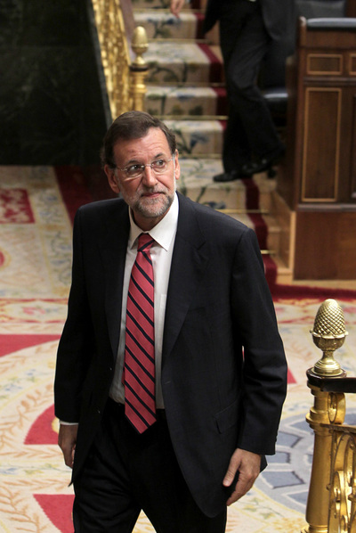 Rajoy y Zapatero (al fondo) abandonan el hemiciclo.