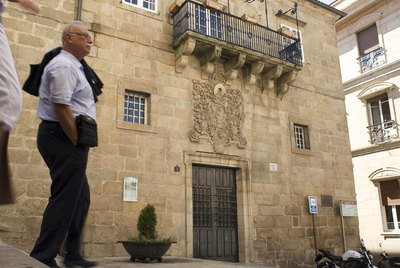 Fachada principal y entrada al público del Museo Arqueológico de Ourense, situado en la Praza Maior de la ciudad.