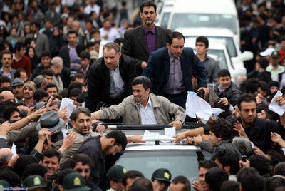 Fotografía distribuida por la presidencia iraní de un acto de Ahmadineyad, ayer en Ardabil (norte de Irán).