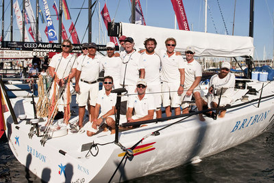 La tripulación del  Bribón,  después de la regata de ayer en Barcelona.