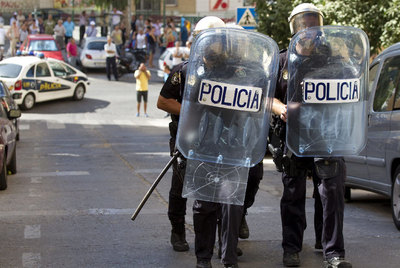 La policía detuvo a dos personas por los incidentes que se produjeron durante el desahucio.