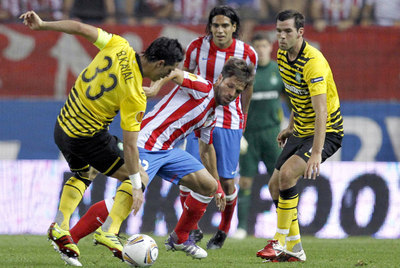 Diego lucha por el balón con Kayal, con Falcao atento a la jugada.