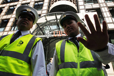 Guardias de seguridad, ayer ante las oficinas de UBS en Londres.