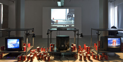 Imagen de la instalación  Risas enlatadas  de Yoshua Okón, que reproduce la risa como producto creado en una maquiladora ficticia.