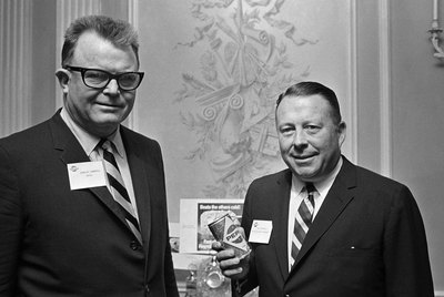 David Reynolds (derecha) con el director ejecutivo de Pepsi-Cola, James Somerall, en 1967.