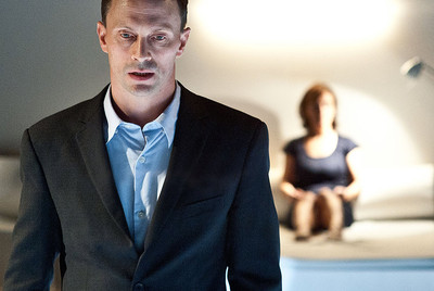 Will Keen y Cecilia Solaguren, en una escena de la versión de María Fernández Ache de  Traición,  de Harold Pinter.