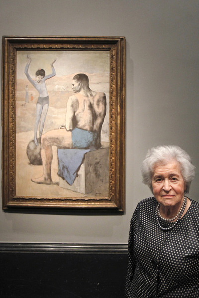 Irina Antónova, ayer en el Prado junto a  La acróbata de la bola. 