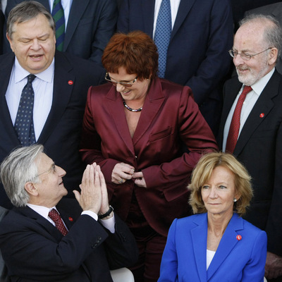 El gobernador del BCE, Jean Claude Trichet, en primer plano, conversa con la comisaria Sharon Bowles en presencia de la vicepresidenta de Economía española, Elena Salgado, ayer en Polonia.