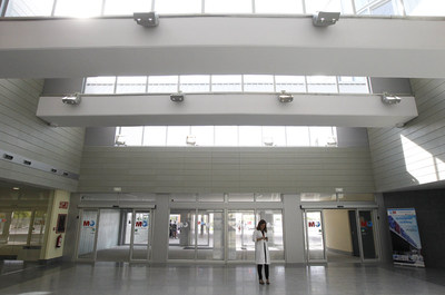 La puerta principal de entrada al hospital de Torrejón de Ardoz.