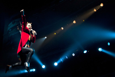 Paco León brinca por el escenario en su papel de maestro de ceremonias durante la representación de cabaré  The Hole .