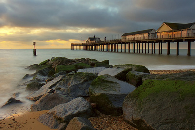 Un  fish & chips  en la villa de Aldeburgh, uno de los lugares que inspiraron a Sebald en su obra  Los anillos de Saturno. rnMonumento en la playa en homenaje al compositor Benjamin Britten.