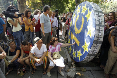 La comisión de Arte de la Acampada de Sol paseó un euro gigante que arrollaba a todo el que se ponía por delante.
