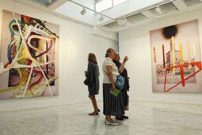 Visitantes contemplan las obras en la galería Soledad Lorenzo.