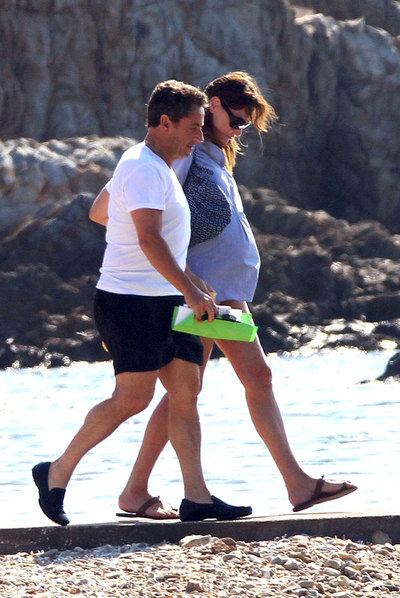 Nicolas Sarkozy pasea junto a su esposa, Carla Bruni.