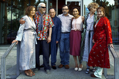 El reparto de  Un fràgil equilibri,  con su director, Mario Gas, segundo por la izquierda.