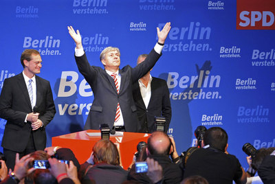 El reelegido alcalde de Berlín, Klaus Wowereit, del SPD, celebra su victoria.