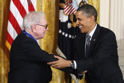 Barack Obama, felicita al inversor Warren E. Buffett por recibir la medalla de la libertad en la Casa Blanca, en febrero.