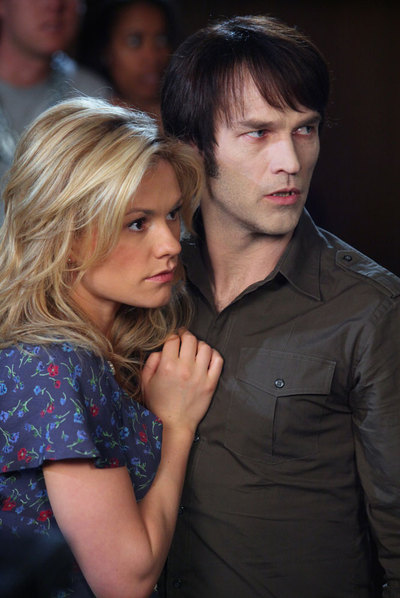 Anna Paquin (Sookie) y Stephen Moyer (Bill), en  True blood.  
