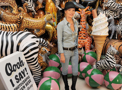 Kate Moss triunfa allá por donde va. La modelo cada vez se sube menos a la pasarela, pero su presencia siempre es obligada cuando se trata de una cita con el mundo de la moda. Kate fue el lunes una de las grandes protagonistas de la primera jornada de la Semana de la Moda de Londres, que toma todos los años el testigo que deja la de Nueva York.