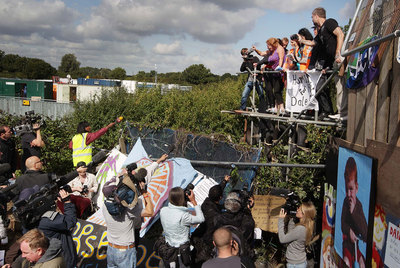 Periodistas y cámaras de televisión intentan entrevistar a miembros del poblado gitano.