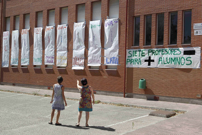 Cartelones con siluetas de profesores interinos afectados por los recortes en el colegio Pedro Duque de Leganés.