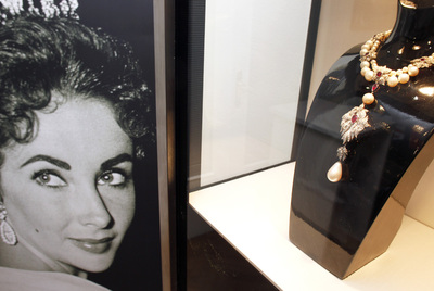 La perla  Peregrina,  que los herederos de Liz Taylor sacan a subasta, fotografiada ayer en la