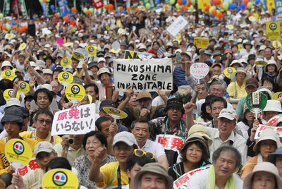 Miles de japoneses se concentran contra la energía nuclear, ayer en Tokio.