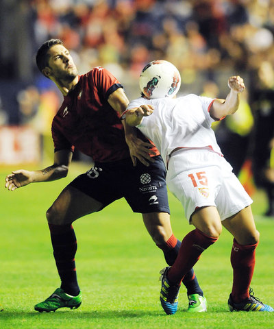 Cejudo y Trochowski pugnan por el balón.