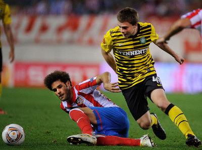 Mario Suárez pelea el balón con Forrest, del Celtic.