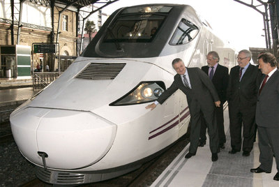 El primer tren híbrido conectará con Madrid en cinco horas