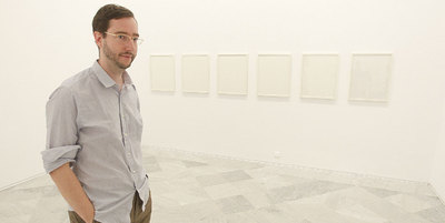 Andreas Fogarasi, junto a algunas de sus obras, ayer en el Centro Andaluz de Arte Contemporáneo.
