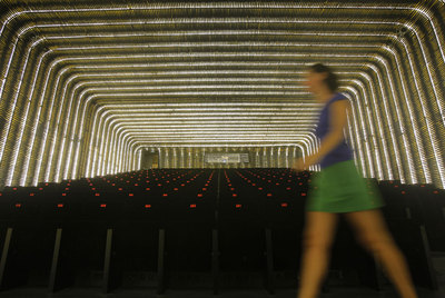 Perspectiva de la Sala Azcona, con 239 butacas y  revestimiento    de cestería hecho con mangueras de riego, desde la pantalla.