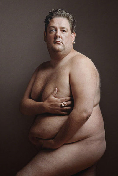 Desde hace unos días, la risa cuelga de las paredes de la National Portrait Gallery de Londres. La exposición  Comedians: From the 1940s to Now (Cómicos: de los años cuarenta a hoy)  narra en imágenes la historia de los actores británicos de las últimas décadas. En la imagen, Johnny Vegas en su personal versión de la mítica portada de  Vanity Fair  en la que, en 1991, Demi Moore presumía de embarazo.