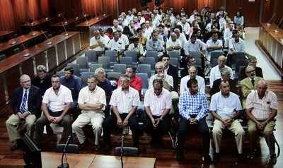 Los acusados del  Caso Troya , en la primera sesión del juicio, en una imagen tomada de un monitor de la sala de prensa.