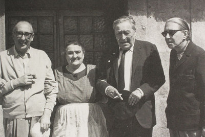 Álvaro Cunqueiro (á esquerda) con Carme Noel e os escritores Josep Pla e Gonzalo Torrente Ballester (dereita), nunha imaxe da  Fotobiografía  de Xerais.