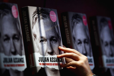 Copias de la  Autobiografía  de Assange, en Edimburgo.