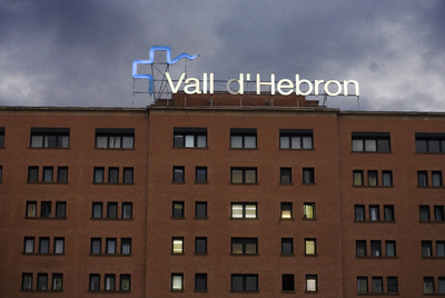 Fachada del hospital Vall d'Hebron con pancartas de protesta contra los recortes.