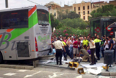Un autocar sin control arrolla a tres turistas en la Sagrada Familia