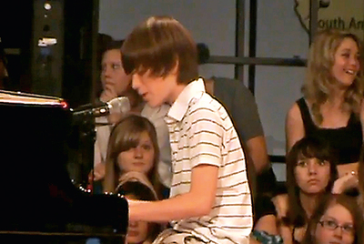 Extracto del vídeo de Greyson Chance que le dio la fama en YouTube: la interpretación en su colegio de 'Paparazzi', de Lady Gaga.