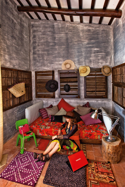 Tat, sentada sobre un 'patchwork' de alfombras en la habitación principal.