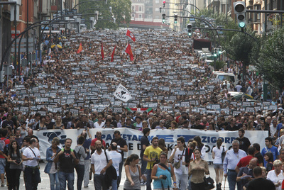 Miles de personas se manifiestan en Bilbao contra la condena a Otegi