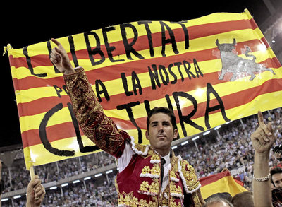 FOTOGALERIA: Marín, escoltado por la 'senyera'