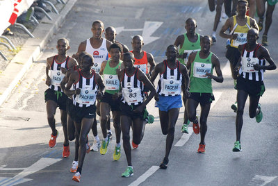 Gebrselassie, a la izquierda, y Makau, ambos de verde, ayer durante el maratón de Berlín.