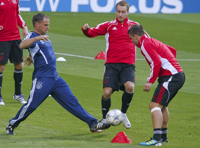 Frank de Boer, anoche en el Bernabéu junto a Eriksen (en el centro) y Janssen.